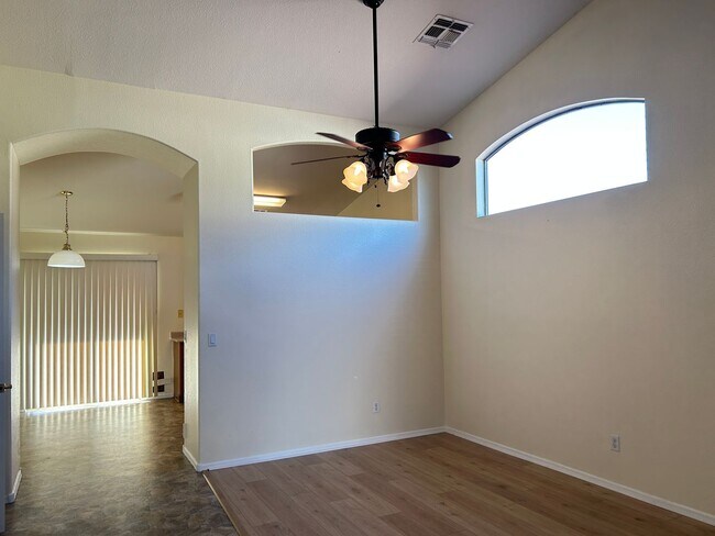 Foto del edificio - Unique 4 Bedroom, 2 Bathroom with 2 Car Garage