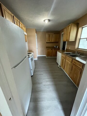 Building Photo - 3 bedroom 1 bath apartment in duplex.