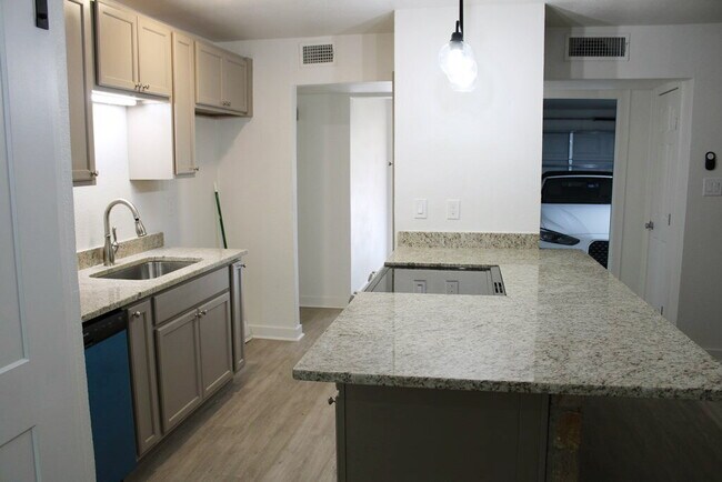 Foto del edificio - "Beautifully updated 4-Bedroom 2-Bath in A...