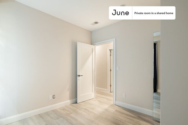 Building Photo - Private bedroom in 5 bed/2 bath Home