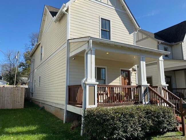 Foto del edificio - Craftsman Inspired 3 Bed/ 2.5 Bath Home in Cleveland Park, Fenced Yard, Pet Friendly, Screened Po...