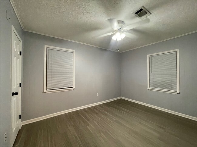 Building Photo - 2617 Oleander Dr