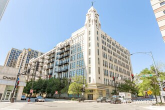 Building Photo - 758 N Larrabee St