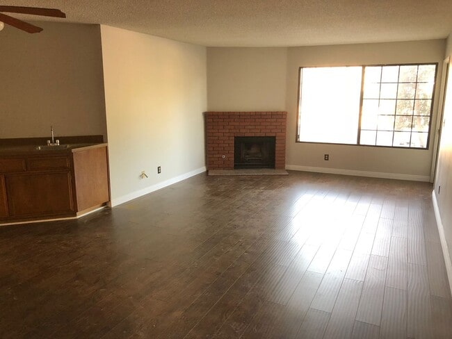 Building Photo - 2 bedroom 2 bathrooms Available NOW