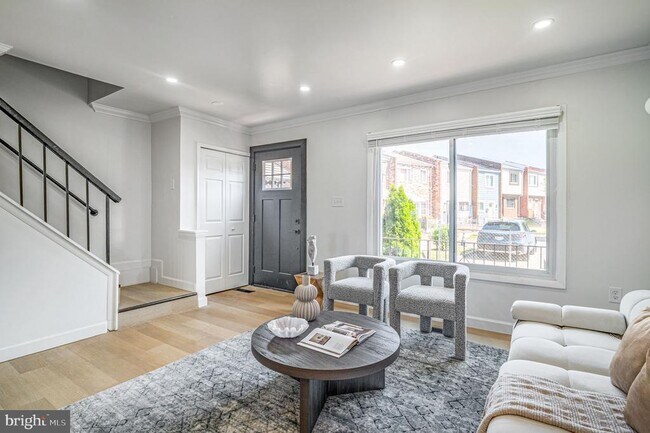 Foto del edificio - 1325 Barnaby Terrace SE