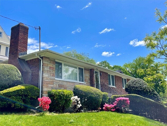 Foto del edificio - 39-05 Douglaston Pkwy