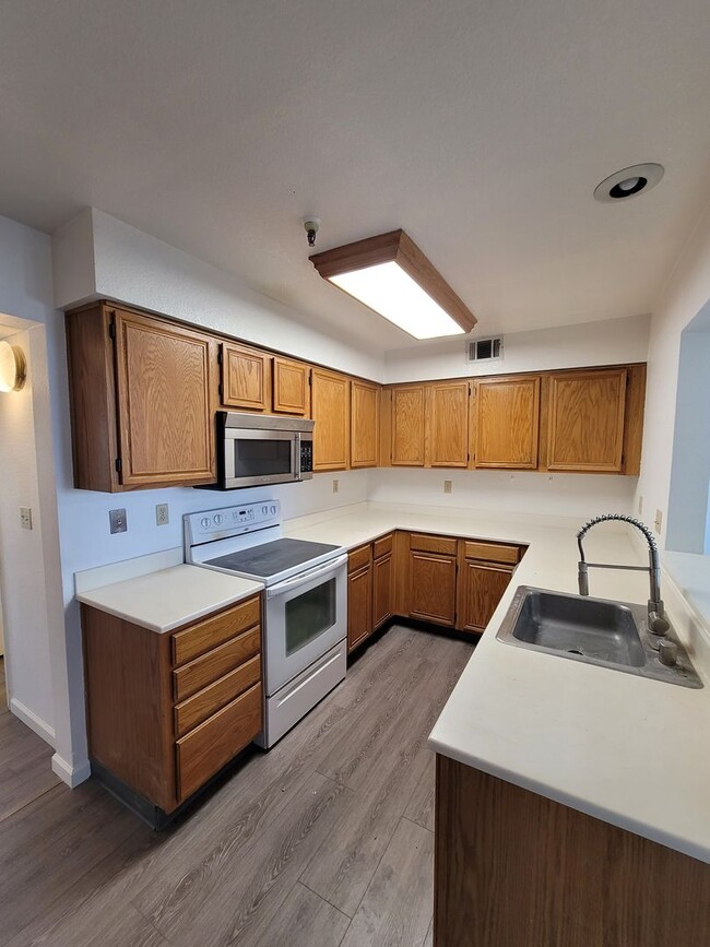 Building Photo - 3-bed 2-bath townhouse with a breathtaking...