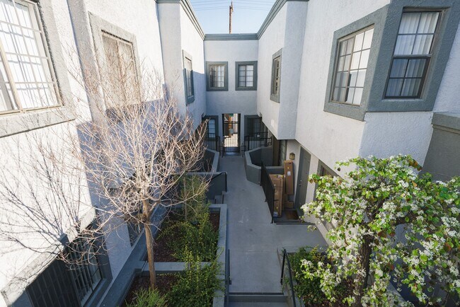 Foto del edificio - 520 N Hollywood Way