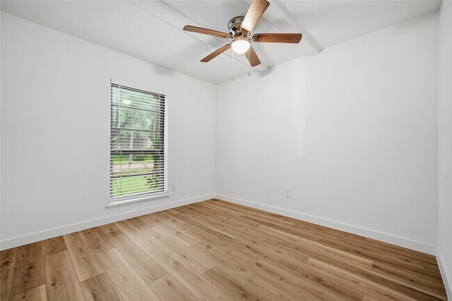 Building Photo - 2126 Quail Valley E Dr