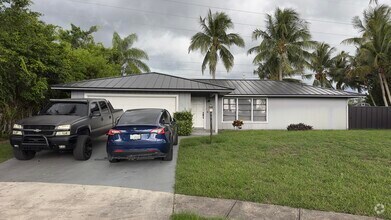 Building Photo - 323 Canterbury Dr W