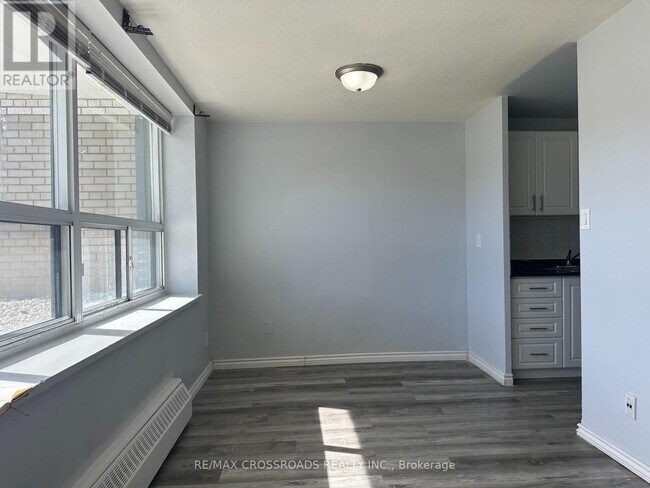 Photo du bâtiment - 363 Lakeshore Rd E