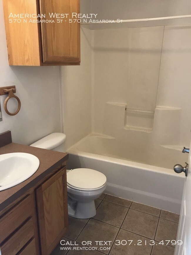 Building Photo - 2 bedroom apartment with utilities