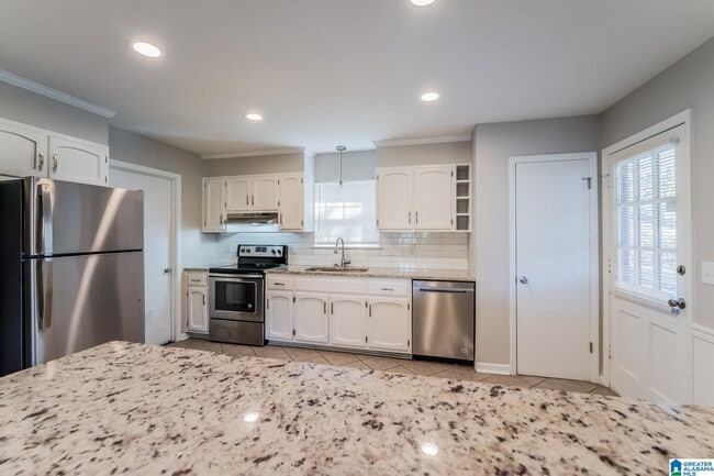 Building Photo - 1405 Highland Dr