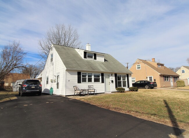 Building Photo - 579 Doloro Dr