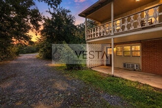 Building Photo - 121 Lyndhurst Dr