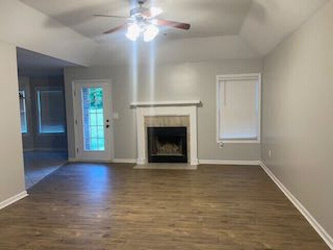 Building Photo - Like New 3 bedroom 2 bath with garage for ...
