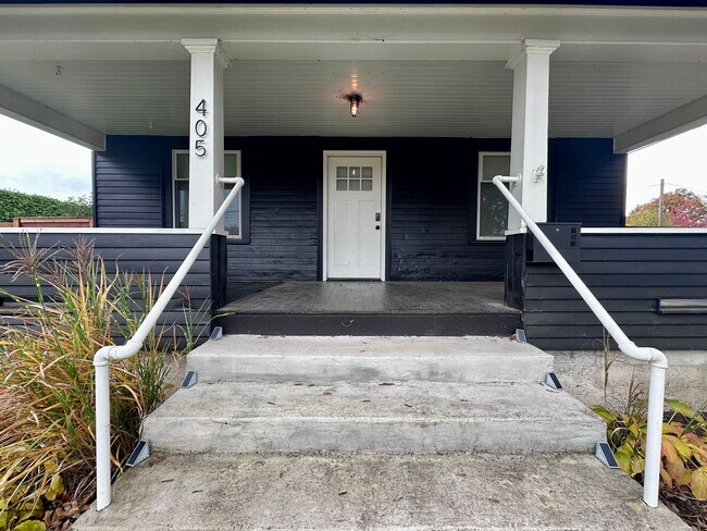 Building Photo - Charming 4 Bed 2 Bath Corner Lot Single-Fa...