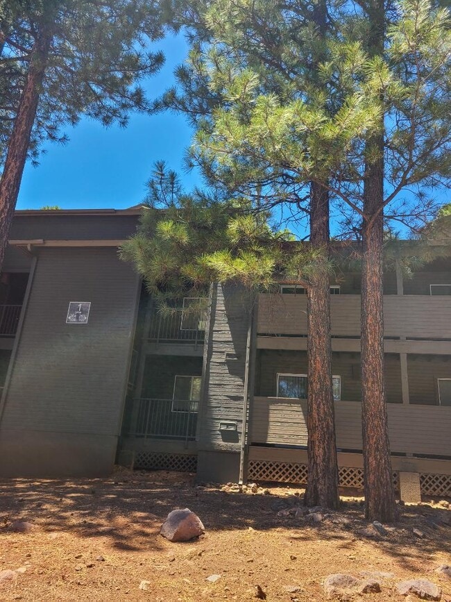 Foto del edificio - 1385 W University Ave