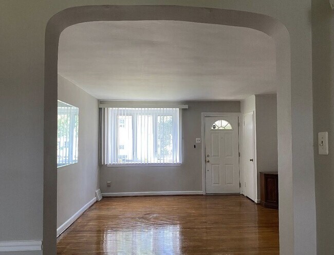 Foto del edificio - 825 E 16th St
