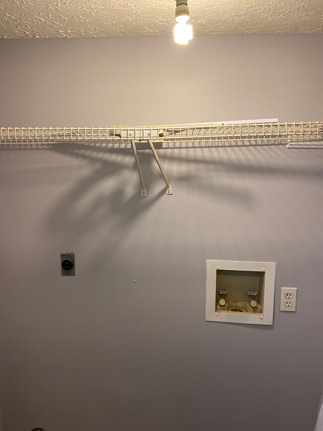 Armario para lavadora y secadora - 1599 Hill St