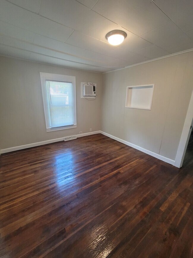 Building Photo - 320 Amhurst Avenue