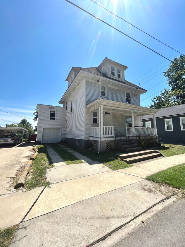 Primary Photo - 5 Bedroom / 2 Bath House located NEXT TO S...