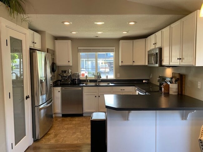 Building Photo - $2,600 - Beautifully-maintained single level Ranch-style Three Bedrooms, Two Baths home Ready To ...