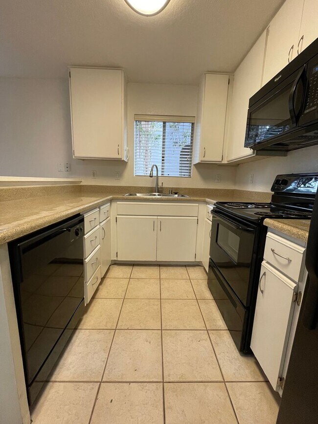 Foto del edificio - Fantastic 2br/2Ba Bottom Floor Condo in Th...