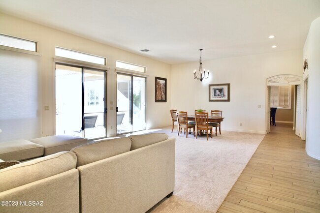 Building Photo - 12129 N Tall Grass Dr