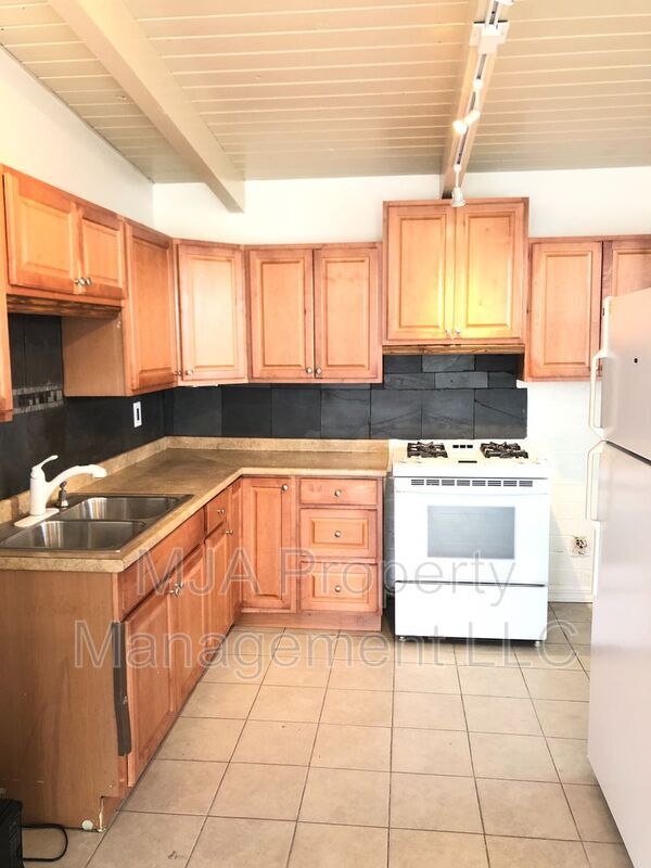 Building Photo - 17 E 8880 S
