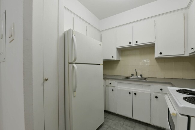 Building Photo - 2400 Av. Van Horne
