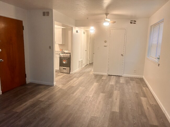Foto del edificio - 3034 S Moreland Blvd