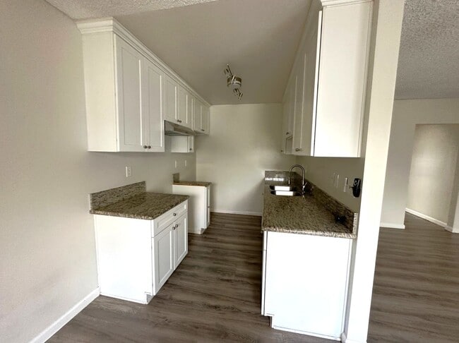 Building Photo - SPACIOUS 1 bedroom and 1 bathroom, move-in ready