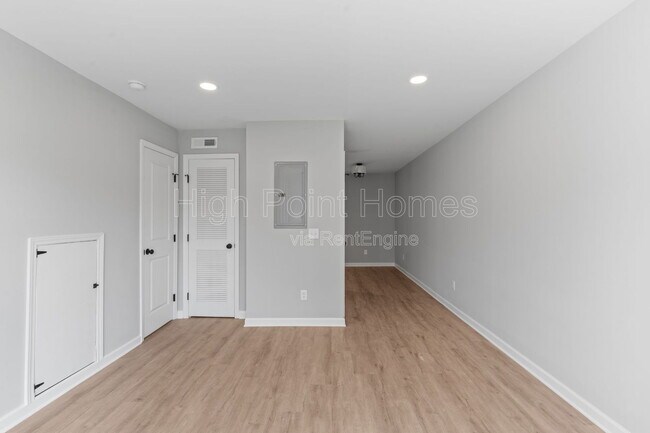 Building Photo - 400 Gallery Ln