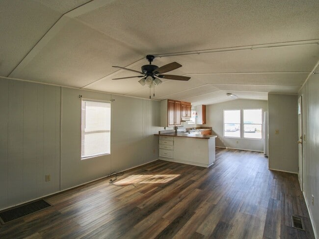 Building Photo - Great Location in Muscle Shoals!