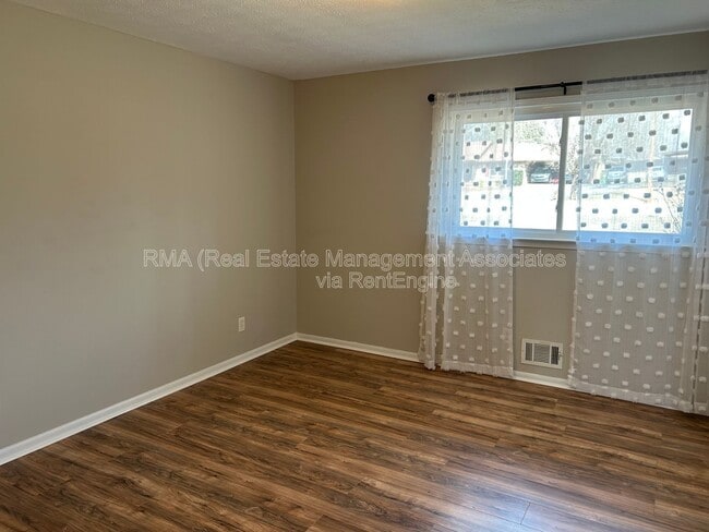 Building Photo - 310 Gail Dr