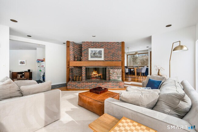 Foto del edificio - 21 Olmstead Hill Rd