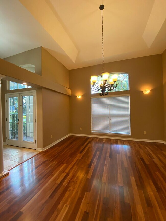 Foto del edificio - Stunning 3 Bed, 3 Bath Pool Home + Den in ...