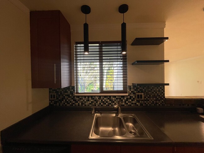 Building Photo - Updated Condo in the Heart of Beaverton - ...