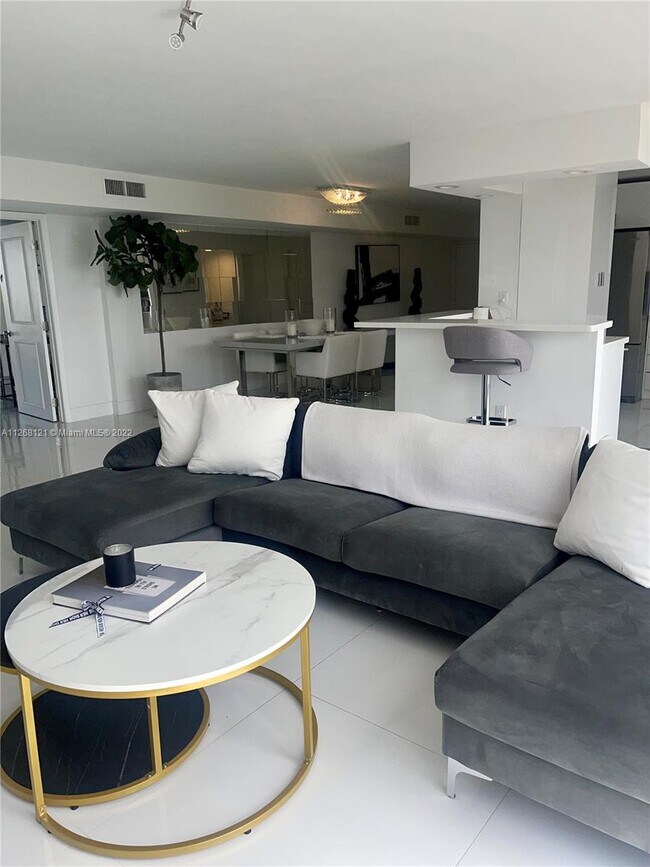 Foto del edificio - 18181 NE 31st Ct