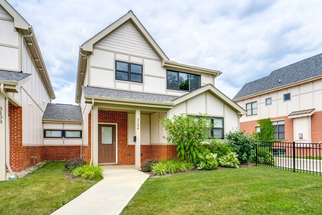 Foto principal - Brand-New 3-Bed, 2.5-Bath Condo: Modern Co...