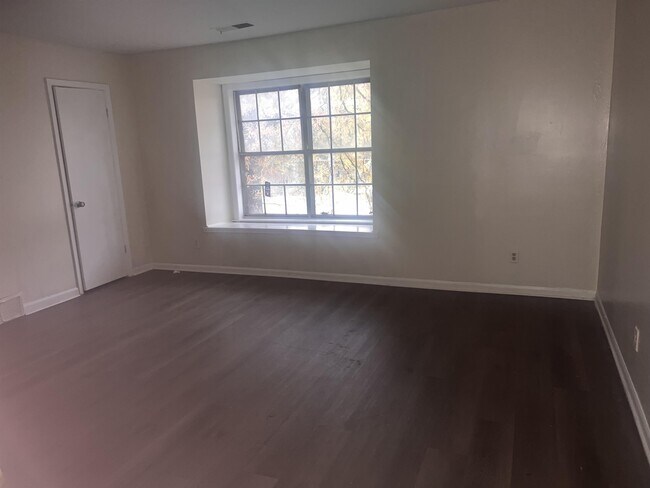 Building Photo - 2097 E Shelby Dr