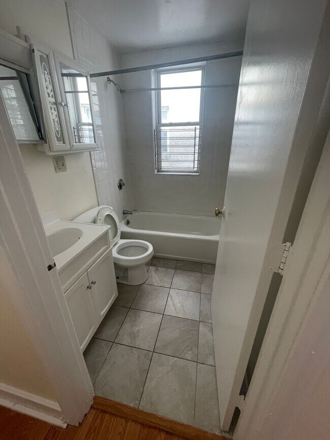 Foto del edificio - Renovated 1  bed , Sunny and Spacious, Utilities and laundry Inc Close to train 1 free Month
