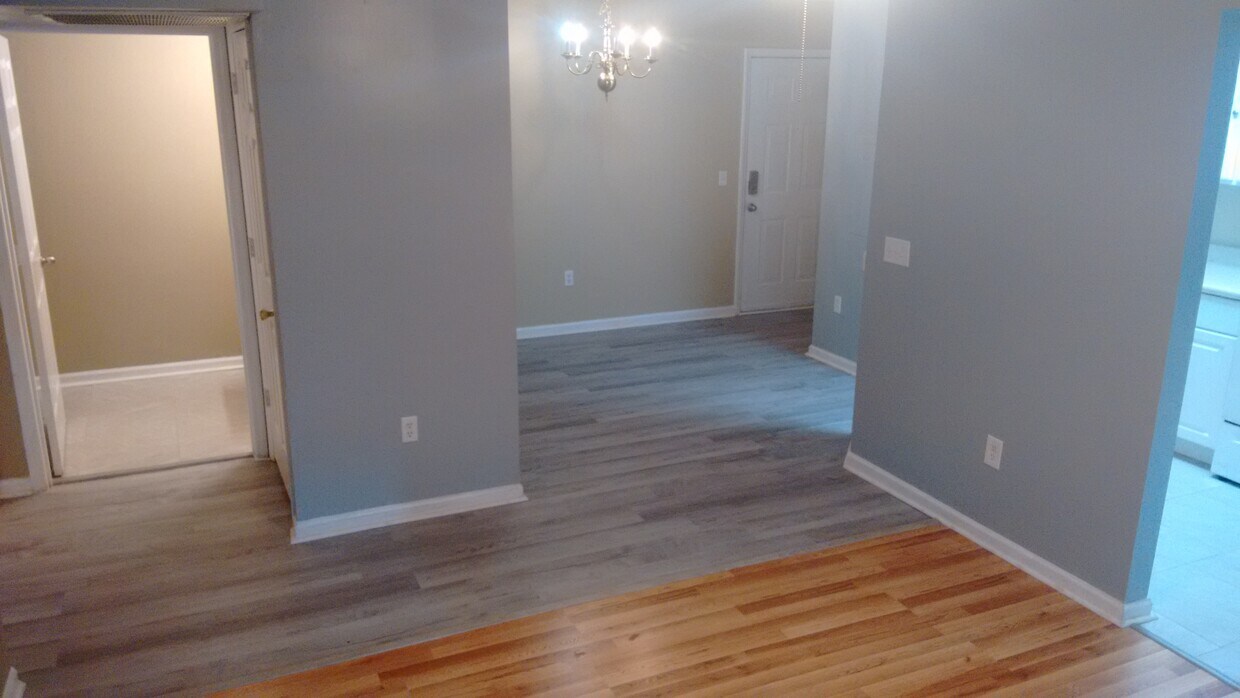 Sala de estar con nuevos pisos de madera noble - 600 Audubon Lake Dr