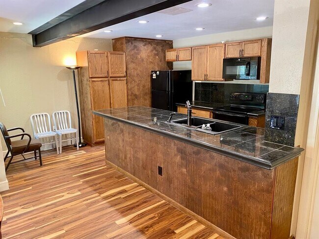 Foto del edificio - 3711 Vineland Dr