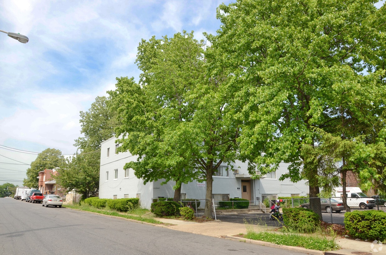Building Photo - 4827-4835 N 6th St
