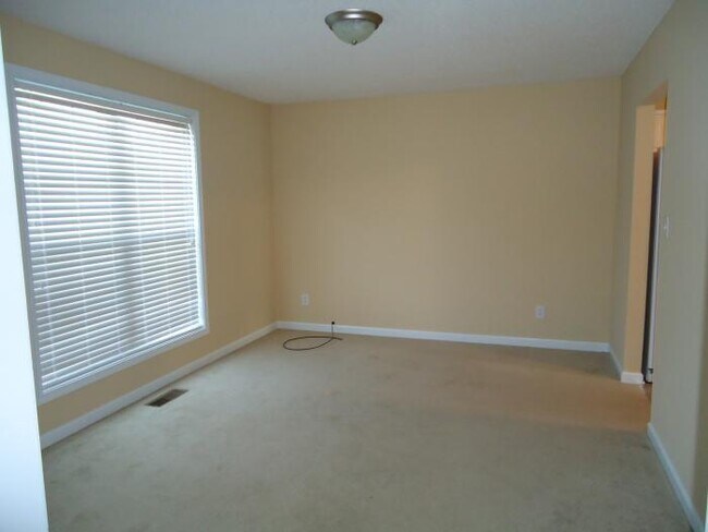 Building Photo - 3 Bedroom 2 Bath Home For Rent Near Exit 11
