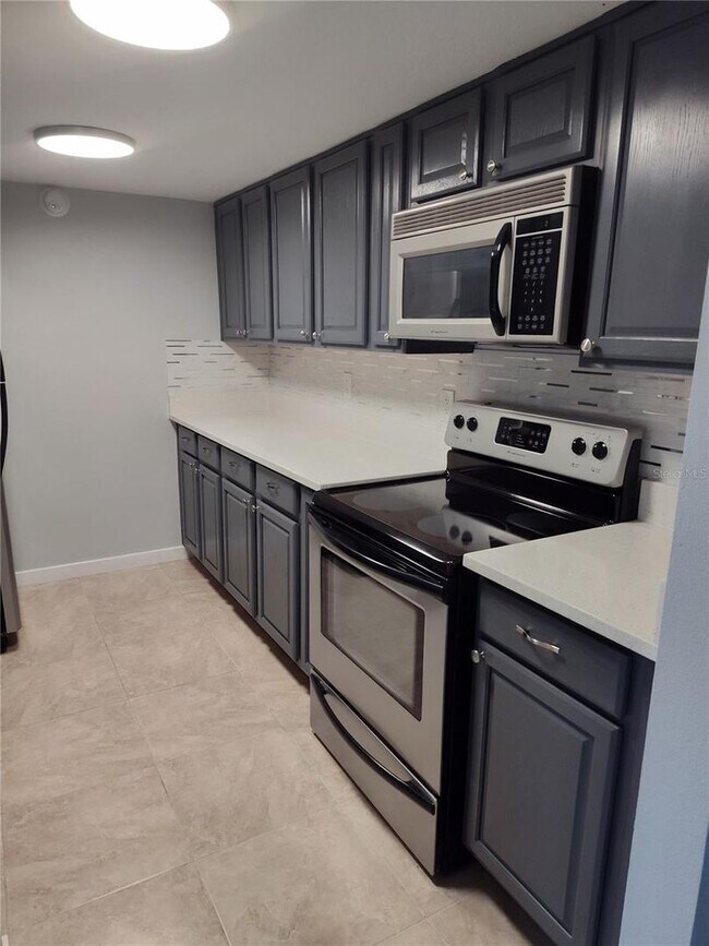 Building Photo - 1 Bedroom 1st Floor Del Rey Condo with new...