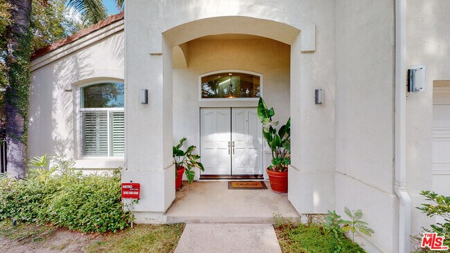 Foto del edificio - 4950 Densmore Ave