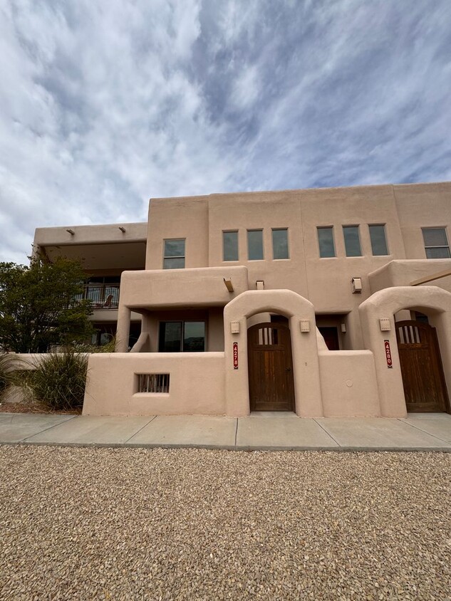 Foto principal - Nice Townhome in gated community with pool...